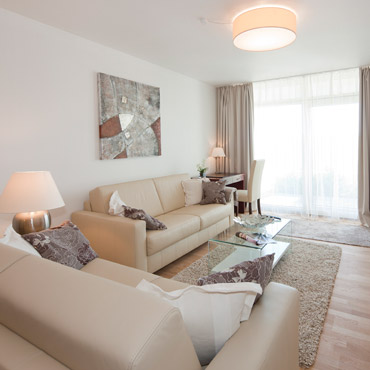 Ledersofa im Wohnzimer der Ferienwohnung Norderney